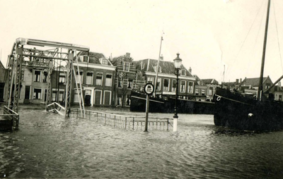 BR_BRUGGEN_JULIANABRUG_009 Hoog water op het Maarland bij de Julianabrug; ca. 1947
