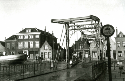 BR_BRUGGEN_JULIANABRUG_010 Hoog water op het Maarland bij de Julianabrug; ca. 1948