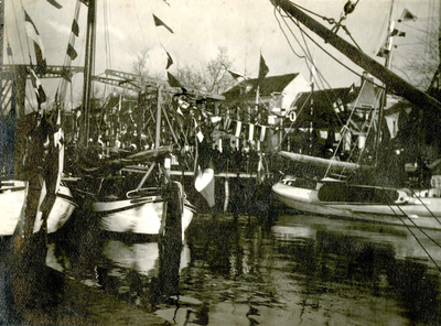 BR_BRUGGEN_JULIANABRUG_014 Vissersschepen bij de Julianabrug; ca. 1920