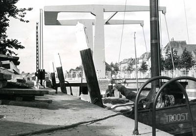 BR_BRUGGEN_JULIANABRUG_034 De Julianabrug, met op de voorgrond het schip Troost; ca. 1967