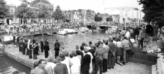 BR_BRUGGEN_JULIANABRUG_040 Havenspektakel, met de Nivonjongeren afdeling Rotterdam en het VVV Brielle; ca. 1969