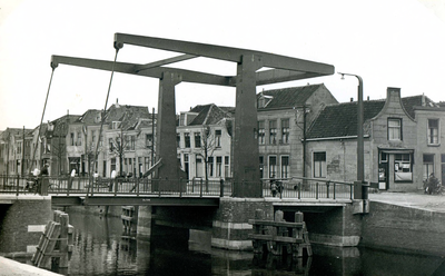 BR_BRUGGEN_JULIANABRUG_041 De Julianabrug, met op de achtergrond het Maarland ZZ en de Voorstraat; ca. 1950