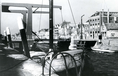 BR_BRUGGEN_JULIANABRUG_054 De Julianabrug, met op de voorgrond het schip Troost; ca. 1967