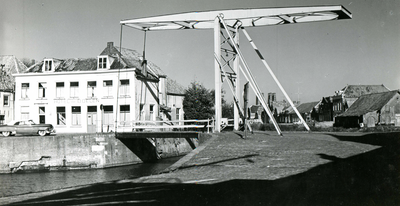 BR_BRUGGEN_KAAIBRUG_018 Kijkje op de Kaaibrug en Hotel De Doelen, op de achtergrond de kalkfabriek; ca. 1960