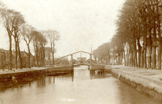 BR_BRUGGEN_KIPPENBRUG_005 De ophaalbrug, nu Kippenbrug, op de achtergrond de Sloepenloods; ca. 1910