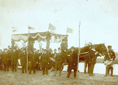 BR_BUITENHAVEN_004 Groep mannen rond een paard en een versierde wagen; ca. 1920