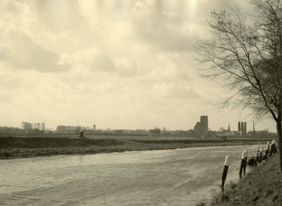 BR_BUITENHAVEN_005 Kijkje op Brielle en de Buitenhaven vanaf het Havenhoofd; ca. 1930