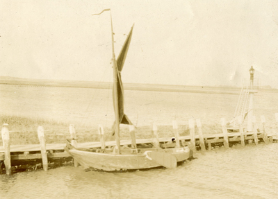 BR_BUITENHAVEN_007 De Veerhengst, afgemeerd langs het Havenhoofd; ca. 1920