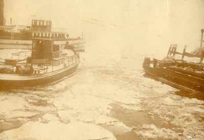BR_BUITENHAVEN_008 Schepen tussen de ijsschotsen in de winter van 1923-1924; 1923