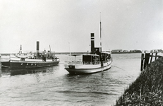 BR_BUITENHAVEN_011 Links ligt de veerboot Rozenburg - Brielle, genaamd Mercurius. Rechts vaart de Vlaardingse boot; ca. 1910