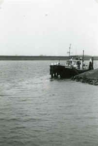 BR_BUITENHAVEN_016 Het scheepje Springer ligt afgemeerd bij het Havenhoofd; 1975
