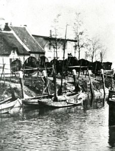 BR_BUITENHAVEN_034 Een zalmschuit ligt afgemeerd langs de Buitenhaven, zalmvisserij op de Brielse Maas; ca. 1930