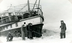 BR_BUITENHAVEN_043 IJsvissers naast het recreatieschip De Watergeus bij het Havenhoofd; ca. 1957