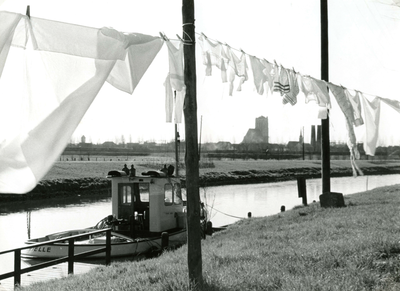 BR_BUITENHAVEN_044 Een sleepboot ligt afgemeerd langs de Buitenhaven. De was hangt buiten; ca. 1961
