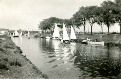 BR_BUITENHAVEN_052 Zeilboten varen door de Buitenhaven; ca. 1960