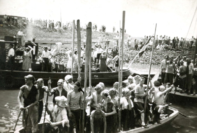 BR_BUITENHAVEN_056 De intocht van de Watergeuzen op de wedstrijddag om de haven van Brielle te promoten; 4 juni 1950
