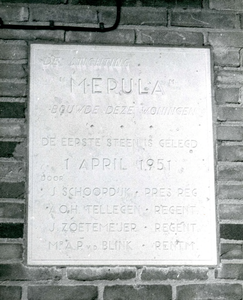 BR_COMMANDEURSSTRAAT_027 Herdenkingssteen vanwege het leggen van de eerste steen van zes woningen van de Merula ...