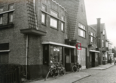 BR_COPPELSTOCKSTRAAT_042 Pand van schildersbedrijf en werkplaats van De Bruin, later apotheek; 1973
