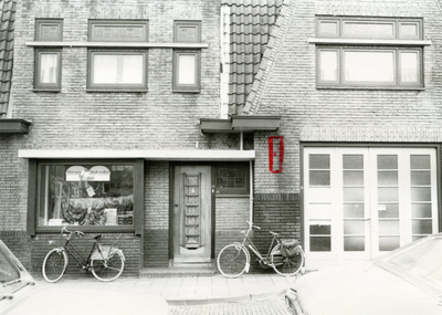 BR_COPPELSTOCKSTRAAT_043 Pand van schildersbedrijf en werkplaats van De Bruin, later apotheek; 1973