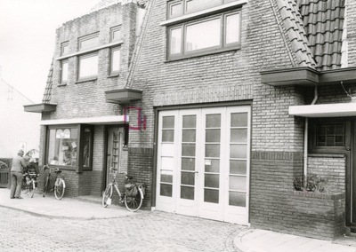 BR_COPPELSTOCKSTRAAT_044 Pand van schildersbedrijf en werkplaats van De Bruin, later apotheek; 1973