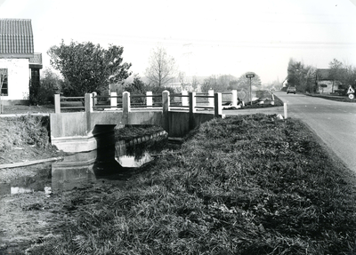 BR_DERIK_010 Een heulbrug op de kruising van De Rik en de Konneweg; November 1984