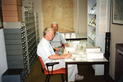 BR_DERIK_STREEKARCHIEF_002 Vrijwilligers bij het Streekarchief: de heer F. van Hoorn en de heer L. Noordam; ca. 1991