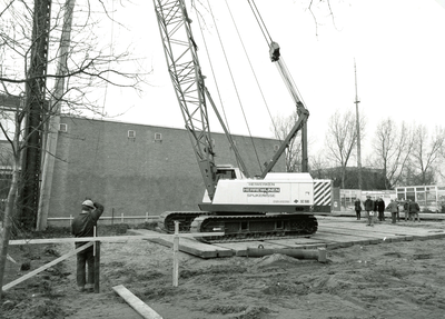 BR_DERIK_STREEKARCHIEF_037 Slaan van de eerste paal voor de uitbreiding van de kluis van het Streekarchief; 28 februari 1997