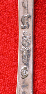 BR_DERIK_WATERSCHAP_132 Het zilveren bestek van de Generale Dijkage van Voorne, met zilvermerken. De jaarletter R duidt ...
