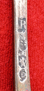 BR_DERIK_WATERSCHAP_133 Het zilveren bestek van de Generale Dijkage van Voorne, met zilvermerken. De jaarletter R duidt ...