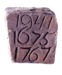 BR_DERIK_WATERSCHAP_245 Sluitsteen van de stenen uitwateringssluis bij de haven van Zuidland, met latere inscripties, ...