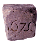 BR_DERIK_WATERSCHAP_251 Sluitsteen van de stenen uitwateringssluis bij de haven van Zuidland, 1675; 2004