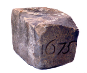 BR_DERIK_WATERSCHAP_252 Sluitsteen van de stenen uitwateringssluis bij de haven van Zuidland, 1675; 2004