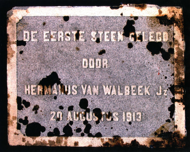 BR_DERIK_WATERSCHAP_260 Gedenksteen van de bouw van het dieselmotorgemaal van de polder Oudenhoorn, 1913; 2004