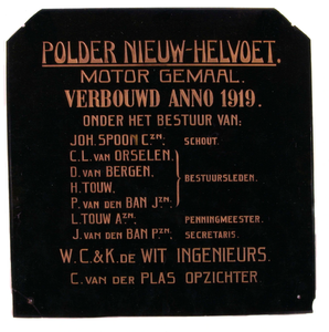 BR_DERIK_WATERSCHAP_263 Glazen gedenkplaat van de verbouwing van het stoomgemaal van de polder Nieuw-Helvoet tot ...