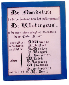 BR_DERIK_WATERSCHAP_265 Gedenkplaat van hout van de verbouwing van het gemaal De Watergeus van de polder De Noordsluis, ...