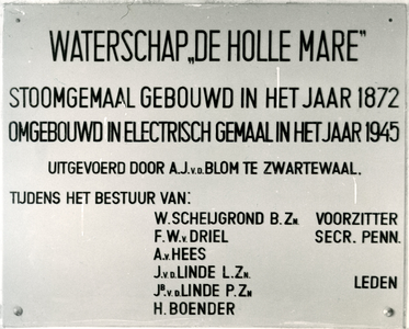 BR_DERIK_WATERSCHAP_305 Gedenksteen van de bouw van het gemaal van het Waterschap De Holle Mare. Stoomgemaal gebouwd in ...