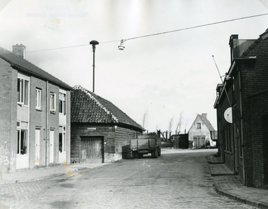 BR_DIJKSTRAAT_010 Woningen langs de Dijkstraat, en de Stadsschuur met sirene; 1961