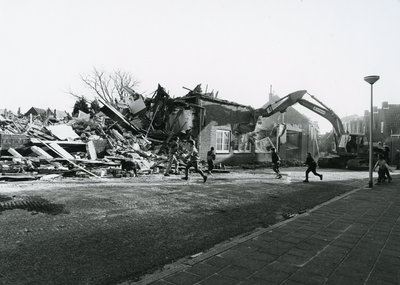 BR_DIJKSTRAAT_014 De voormalige brandweerkazerne wordt afgebroken ten behoeve van nieuwbouw; 30 januari 1991