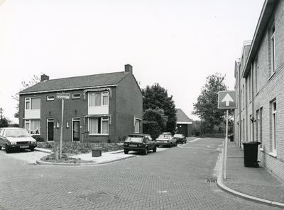 BR_DIJKSTRAAT_035 Links woningen uit de jaren '60, rechts nieuwbouw uit 1992. Dijkstraat 39 was in gebruik als ...
