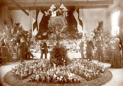 BR_FLORALIA_008 Floraliatentoonstelling in het gymnastieklokaal; ca. 1902