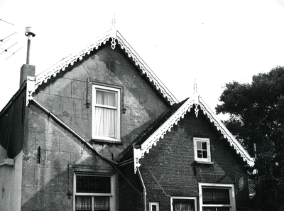 BR_GEUZENSTRAAT_011 Achterzijde van een woning langs de Geuzenstraat, met daklijsten en makelaars; 1975
