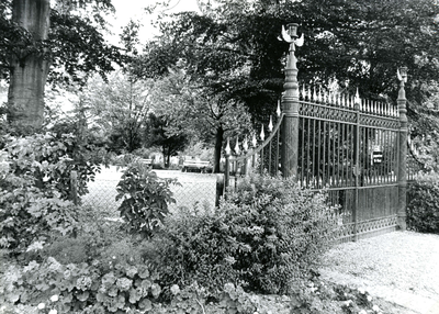 BR_GJVDBOOGERDWEG_BEGRAAF_006 Het monumentale hek van de begraafplaats; 1962