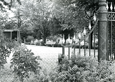 BR_GJVDBOOGERDWEG_BEGRAAF_007 Het monumentale hek van de begraafplaats; 1962