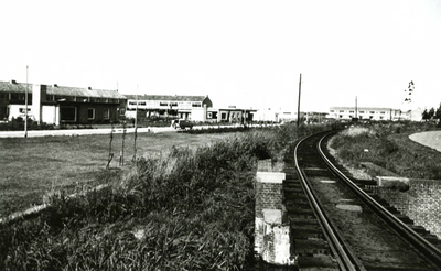 BR_GROENEKRUISWEG_006 Kijkje op de bungalows langs het Moolenwater, de Groene Kruisweg en de tramlijn van de RTM; 1957