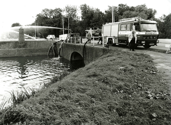 BR_GROENEKRUISWEG_011 Het waterschap en de brandweer pompen met noodgemalen water weg tijdens de watersnood van ...