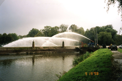 BR_GROENEKRUISWEG_012 Het waterschap pompt met noodgemalen water weg tijdens de watersnood van september 1998 ter ...
