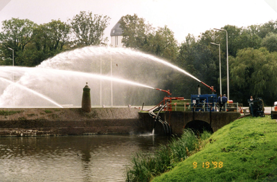 BR_GROENEKRUISWEG_017 Het waterschap pompt met noodgemalen water weg tijdens de watersnood van september 1998 ter ...