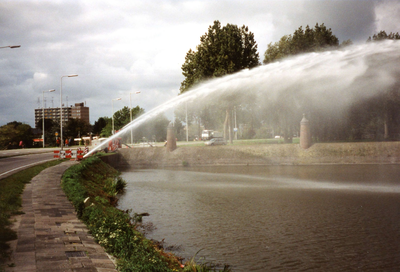 BR_GROENEKRUISWEG_023 Het waterschap pompt met noodgemalen water weg tijdens de watersnood van september 1998 ter ...