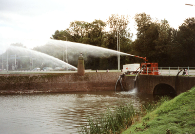 BR_GROENEKRUISWEG_024 Het waterschap pompt met noodgemalen water weg tijdens de watersnood van september 1998 ter ...