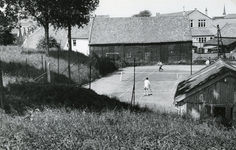 BR_KAAISTRAAT_025 De houten schuur achter Café Het Melkmeisje. Op de voorgrond de oude tennisbaan; ca. 1960